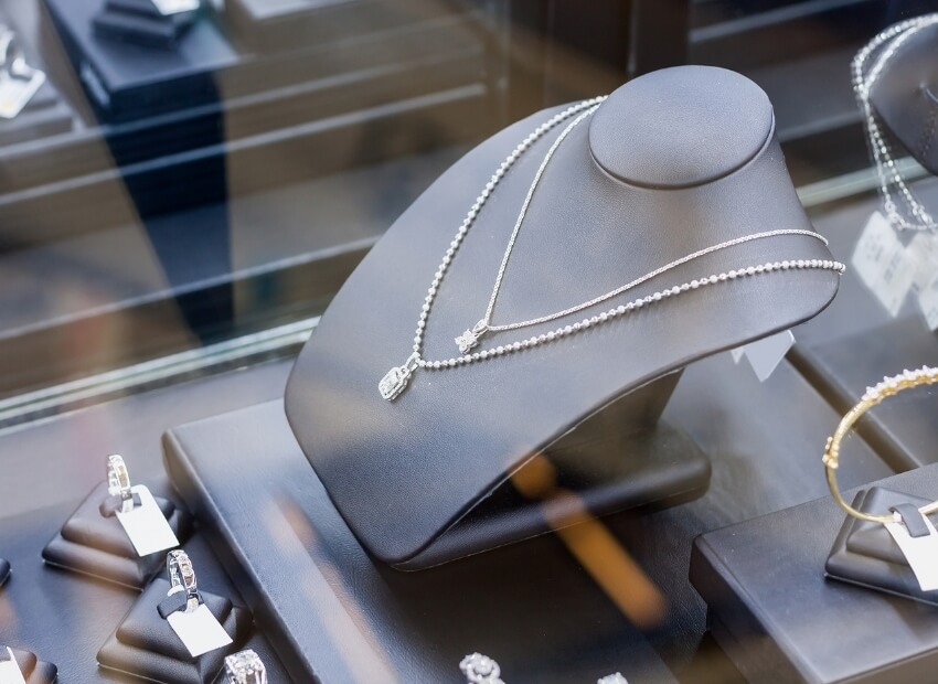 How to Style Jewelry Like a Pro: A Complete Guide